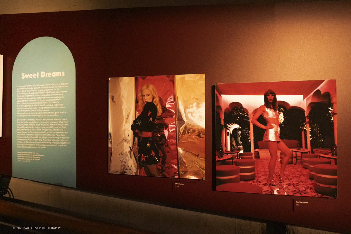_DSF0798.jpg - 20/09/2025: Torino.  Mostra: Pazza Idea. Oltre il ’68: icone pop nelle fotografie di Angelo Frontoni. Le immagini in mostra, scattate principalmente per servizi fotografici a uso giornalistico, sfidano il tempo e chiamano in causa il nostro modo di vedere l’altro e di rappresentarci. Nella foto parte dell'allestimento