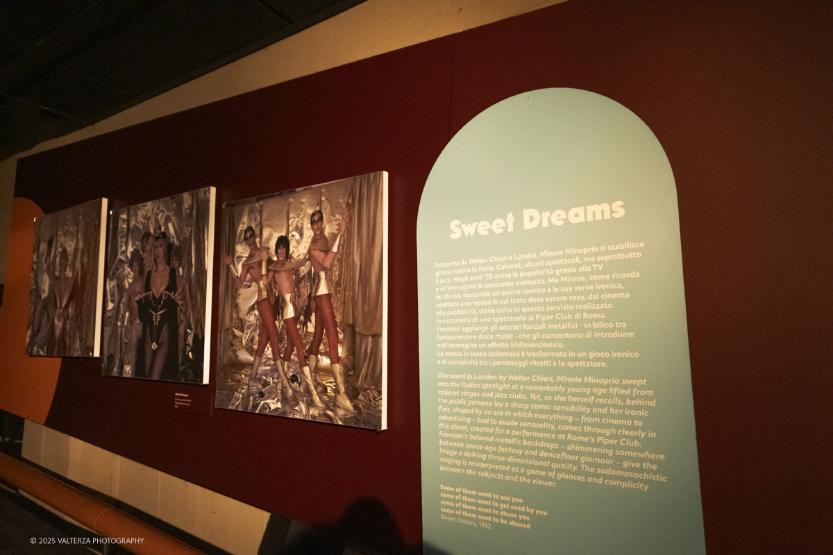 _DSF0808.jpg - 20/09/2025: Torino.  Mostra: Pazza Idea. Oltre il ’68: icone pop nelle fotografie di Angelo Frontoni. Le immagini in mostra, scattate principalmente per servizi fotografici a uso giornalistico, sfidano il tempo e chiamano in causa il nostro modo di vedere l’altro e di rappresentarci. Nella foto parte dell'allestimento