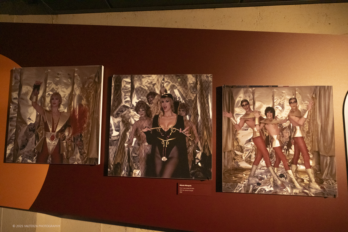 _DSF0812.jpg - 20/09/2025: Torino.  Mostra: Pazza Idea. Oltre il ’68: icone pop nelle fotografie di Angelo Frontoni. Le immagini in mostra, scattate principalmente per servizi fotografici a uso giornalistico, sfidano il tempo e chiamano in causa il nostro modo di vedere l’altro e di rappresentarci. Nella foto Minnie Minoprio ed il suo corpo di Ballo