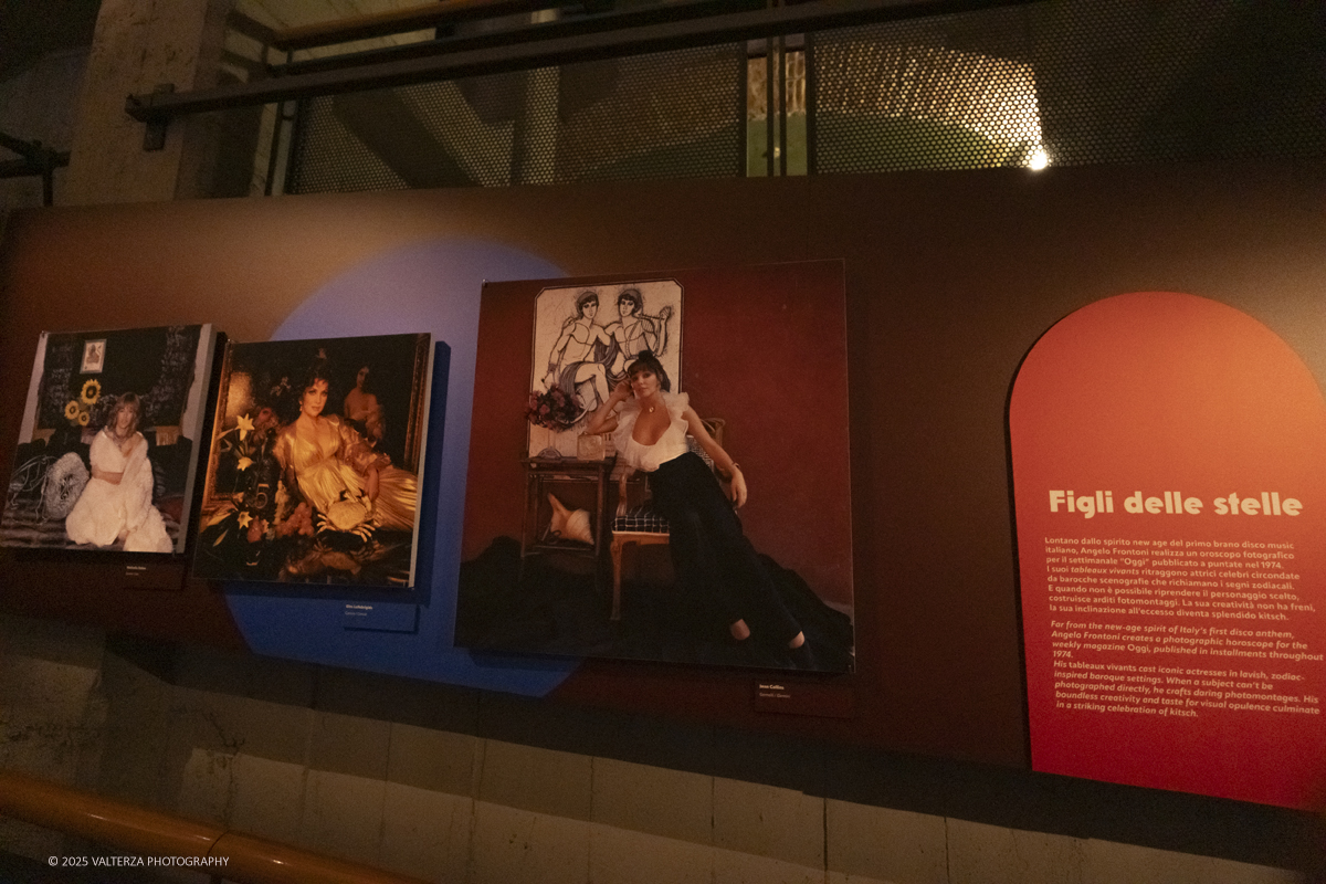 _DSF0831.jpg - 20/09/2025: Torino.  Mostra: Pazza Idea. Oltre il ’68: icone pop nelle fotografie di Angelo Frontoni. Le immagini in mostra, scattate principalmente per servizi fotografici a uso giornalistico, sfidano il tempo e chiamano in causa il nostro modo di vedere l’altro e di rappresentarci. Nella foto parte dell'allestimento