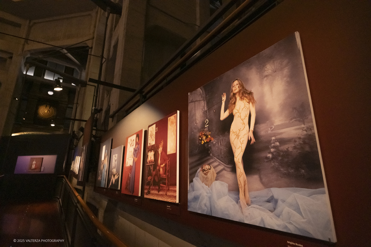 _DSF0852.jpg - 20/09/2025: Torino.  Mostra: Pazza Idea. Oltre il ’68: icone pop nelle fotografie di Angelo Frontoni. Le immagini in mostra, scattate principalmente per servizi fotografici a uso giornalistico, sfidano il tempo e chiamano in causa il nostro modo di vedere l’altro e di rappresentarci. Nella foto parte dell'allestimento