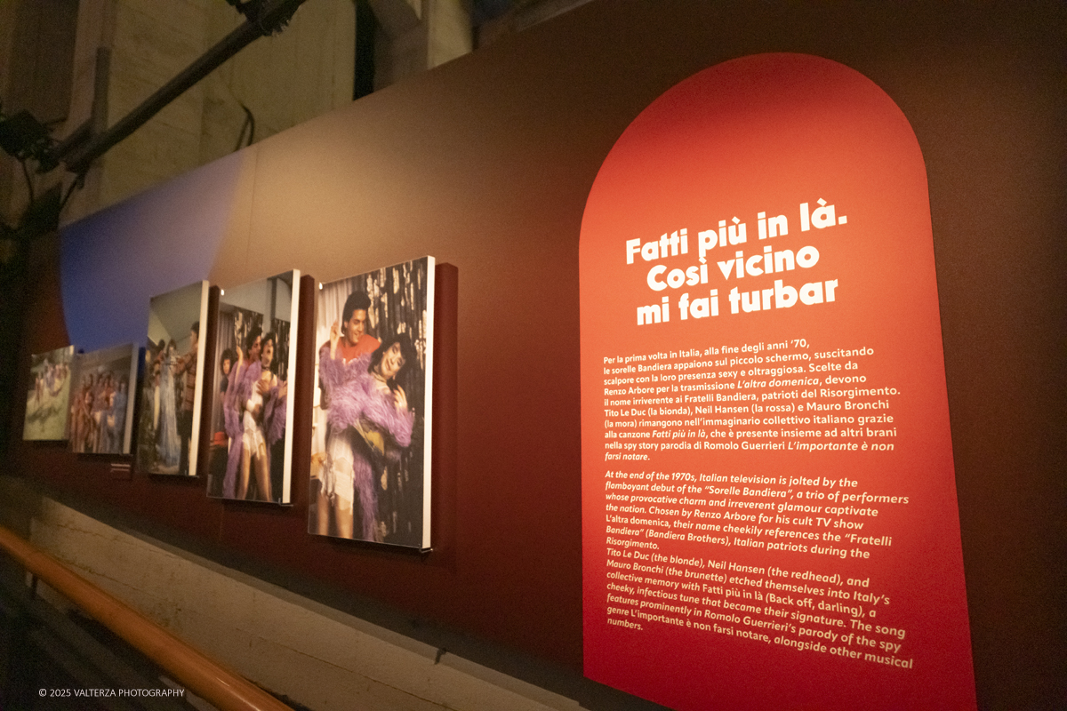 _DSF0886.jpg - 20/09/2025: Torino.  Mostra: Pazza Idea. Oltre il ’68: icone pop nelle fotografie di Angelo Frontoni. Le immagini in mostra, scattate principalmente per servizi fotografici a uso giornalistico, sfidano il tempo e chiamano in causa il nostro modo di vedere l’altro e di rappresentarci. Nella foto parte dell'allestimento