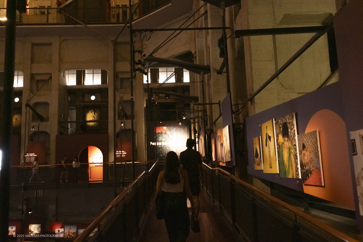 _DSF0910.jpg - 20/09/2025: Torino.  Mostra: Pazza Idea. Oltre il ’68: icone pop nelle fotografie di Angelo Frontoni. Le immagini in mostra, scattate principalmente per servizi fotografici a uso giornalistico, sfidano il tempo e chiamano in causa il nostro modo di vedere l’altro e di rappresentarci. Nella foto in visita alla mostra