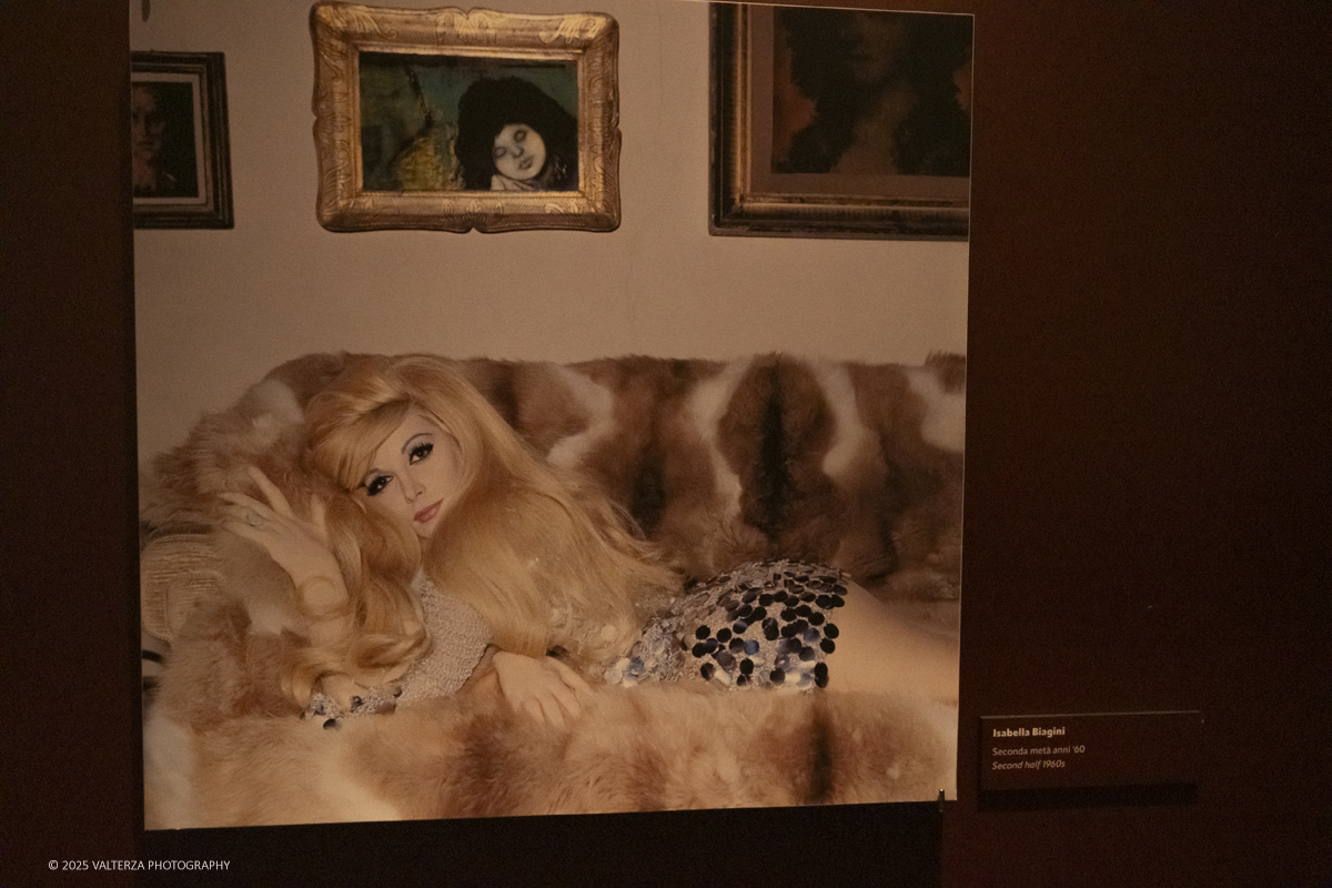 _DSF0913.jpg - 20/09/2025: Torino.  Mostra: Pazza Idea. Oltre il ’68: icone pop nelle fotografie di Angelo Frontoni. Le immagini in mostra, scattate principalmente per servizi fotografici a uso giornalistico, sfidano il tempo e chiamano in causa il nostro modo di vedere l’altro e di rappresentarci. Nella foto Isabella Biagini