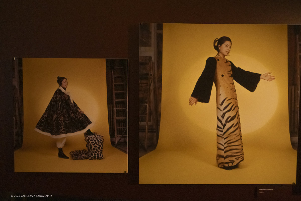 _DSF0928.jpg - 20/09/2025: Torino.  Mostra: Pazza Idea. Oltre il ’68: icone pop nelle fotografie di Angelo Frontoni. Le immagini in mostra, scattate principalmente per servizi fotografici a uso giornalistico, sfidano il tempo e chiamano in causa il nostro modo di vedere l’altro e di rappresentarci. Nella foto Ira von Fùrstenberg