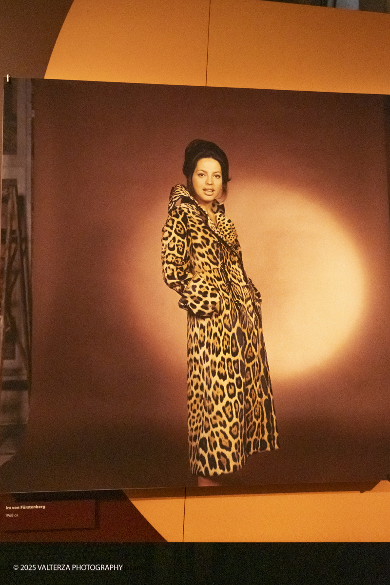 _DSF0944.jpg - 20/09/2025: Torino.  Mostra: Pazza Idea. Oltre il ’68: icone pop nelle fotografie di Angelo Frontoni. Le immagini in mostra, scattate principalmente per servizi fotografici a uso giornalistico, sfidano il tempo e chiamano in causa il nostro modo di vedere l’altro e di rappresentarci. Nella foto Ira von Fàùrstenberg