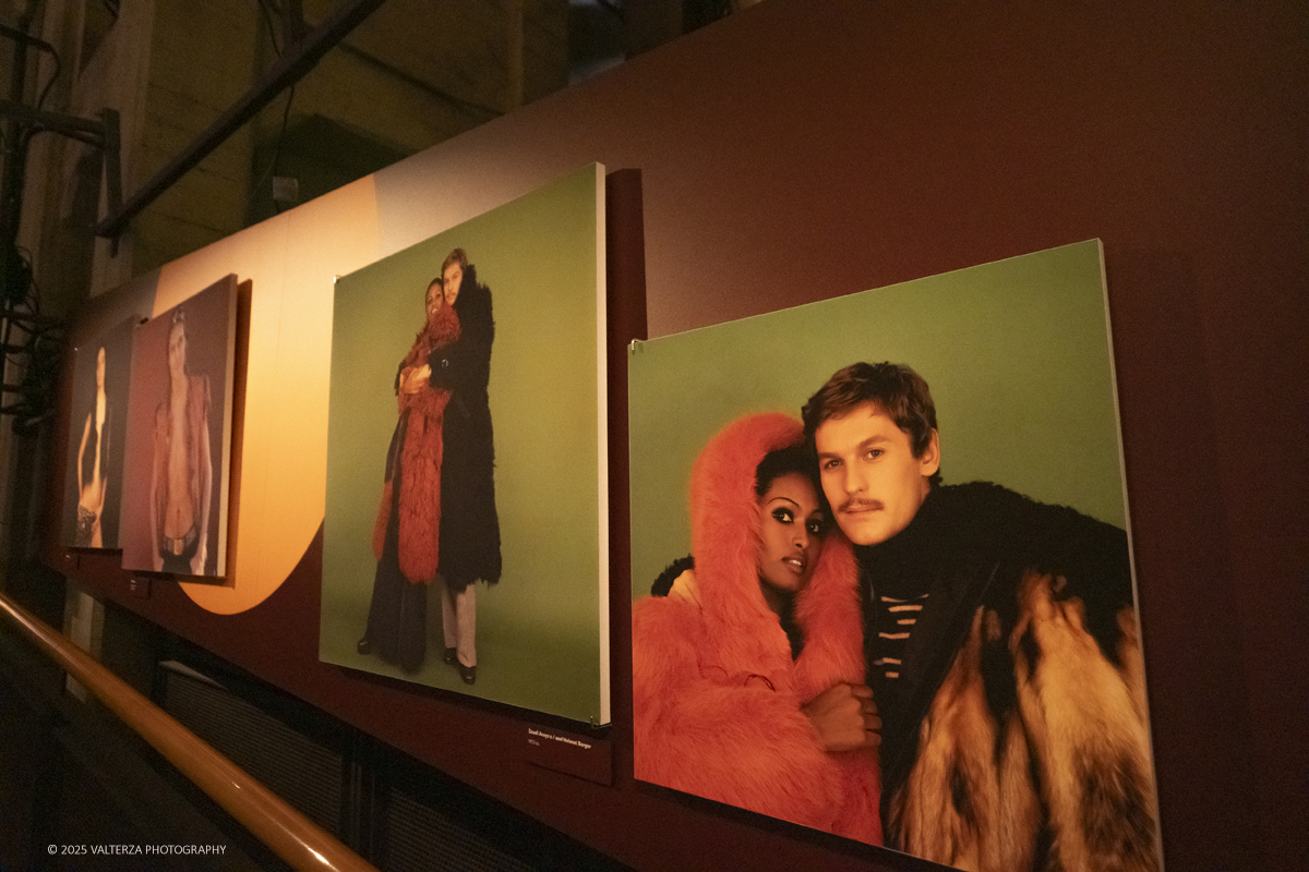 _DSF0961.jpg - 20/09/2025: Torino.  Mostra: Pazza Idea. Oltre il ’68: icone pop nelle fotografie di Angelo Frontoni. Le immagini in mostra, scattate principalmente per servizi fotografici a uso giornalistico, sfidano il tempo e chiamano in causa il nostro modo di vedere l’altro e di rappresentarci. Nella foto parte dell'allestimento