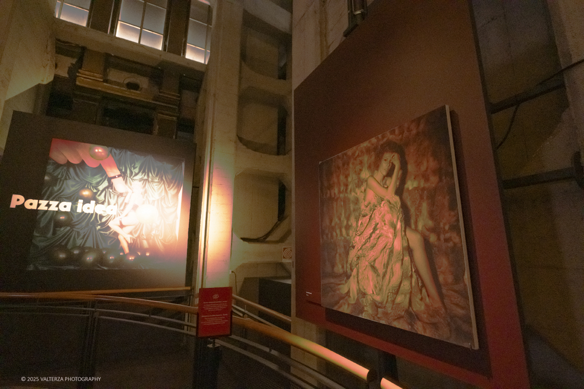 _DSF0977.jpg - 20/09/2025: Torino.  Mostra: Pazza Idea. Oltre il ’68: icone pop nelle fotografie di Angelo Frontoni. Le immagini in mostra, scattate principalmente per servizi fotografici a uso giornalistico, sfidano il tempo e chiamano in causa il nostro modo di vedere l’altro e di rappresentarci. Nella foto parte dell'allestimento