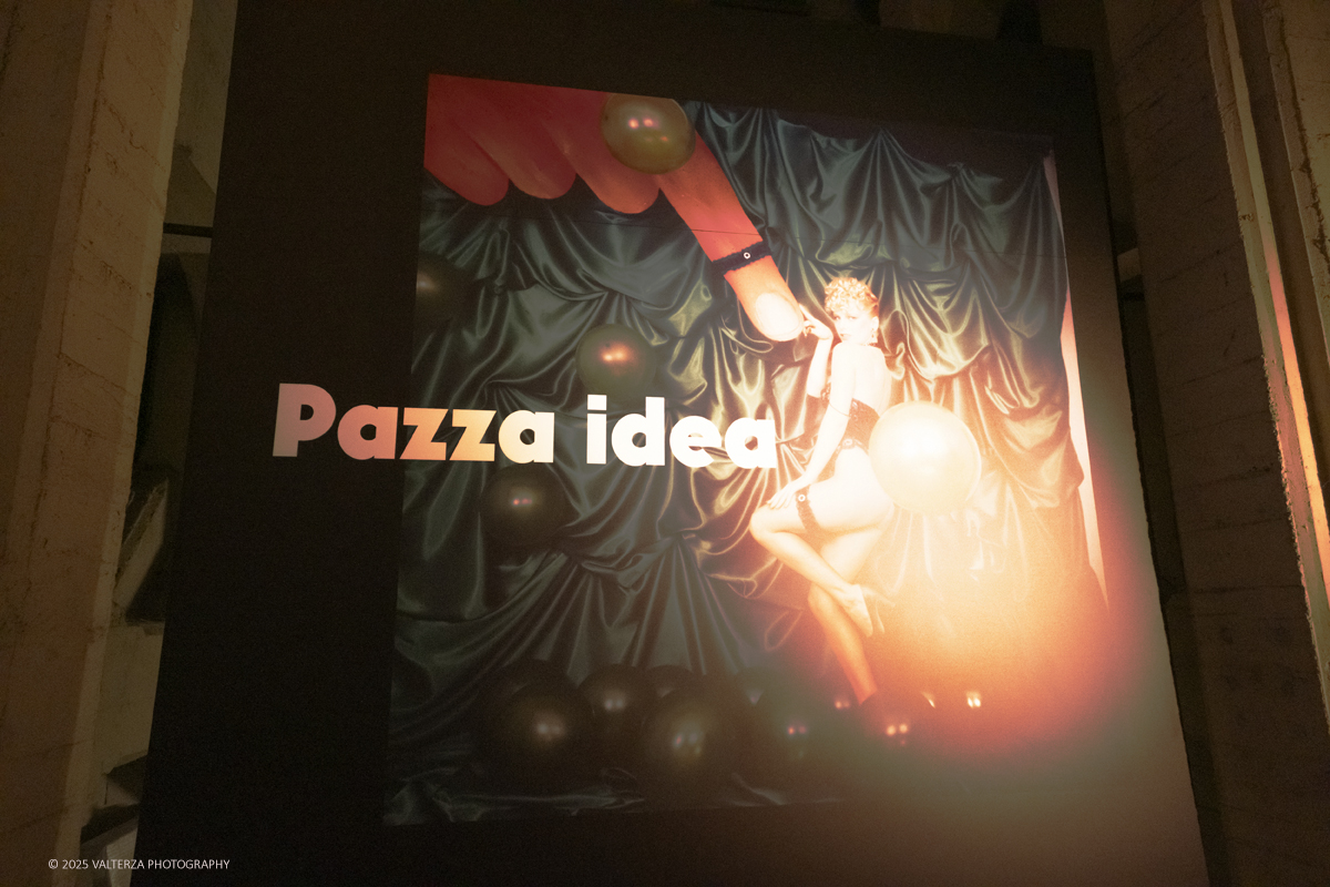 _DSF0986.jpg - 20/09/2025: Torino.  Mostra: Pazza Idea. Oltre il ’68: icone pop nelle fotografie di Angelo Frontoni. Le immagini in mostra, scattate principalmente per servizi fotografici a uso giornalistico, sfidano il tempo e chiamano in causa il nostro modo di vedere l’altro e di rappresentarci. Nella foto manifesto dlla Mostra