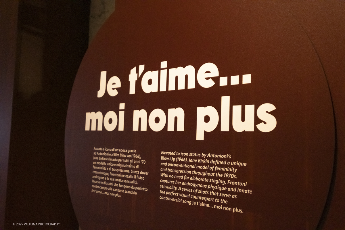 _DSF0988.jpg - 20/09/2025: Torino.  Mostra: Pazza Idea. Oltre il ’68: icone pop nelle fotografie di Angelo Frontoni. Le immagini in mostra, scattate principalmente per servizi fotografici a uso giornalistico, sfidano il tempo e chiamano in causa il nostro modo di vedere l’altro e di rappresentarci. Nella foto area dedicata a Je t'aime moi non plus con Jane Birkin
