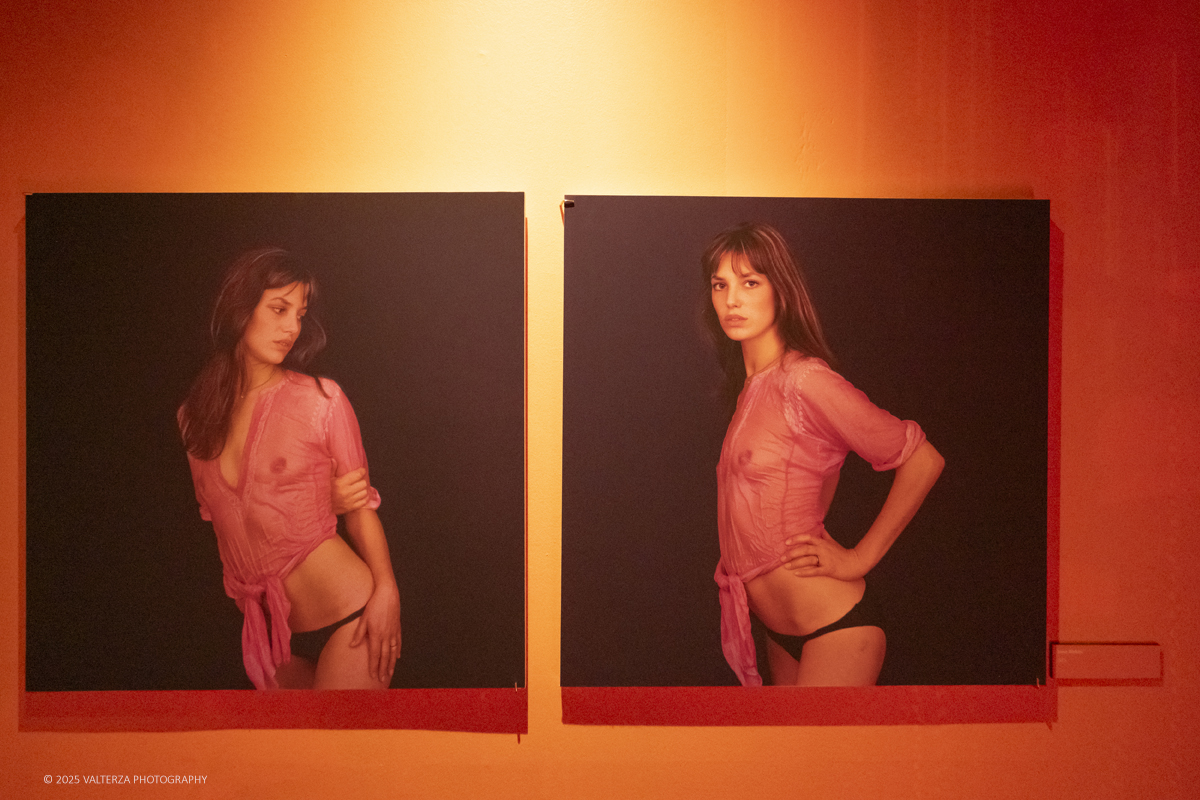 _DSF0995.jpg - 20/09/2025: Torino.  Mostra: Pazza Idea. Oltre il ’68: icone pop nelle fotografie di Angelo Frontoni. Le immagini in mostra, scattate principalmente per servizi fotografici a uso giornalistico, sfidano il tempo e chiamano in causa il nostro modo di vedere l’altro e di rappresentarci. Nella foto area dedicata a Je t'aime moi non plus con Jane Birkin