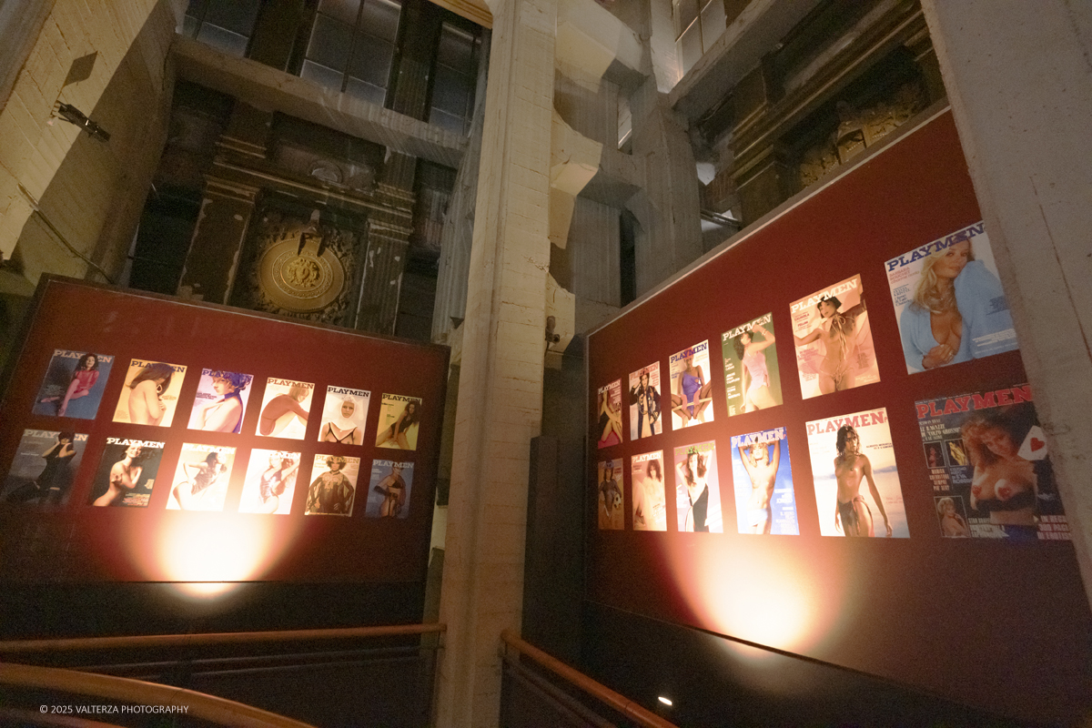 _DSF1021.jpg - 20/09/2025: Torino.  Mostra: Pazza Idea. Oltre il ’68: icone pop nelle fotografie di Angelo Frontoni. Le immagini in mostra, scattate principalmente per servizi fotografici a uso giornalistico, sfidano il tempo e chiamano in causa il nostro modo di vedere l’altro e di rappresentarci. Nella foto raccolta di numeri dl periodico Playmen