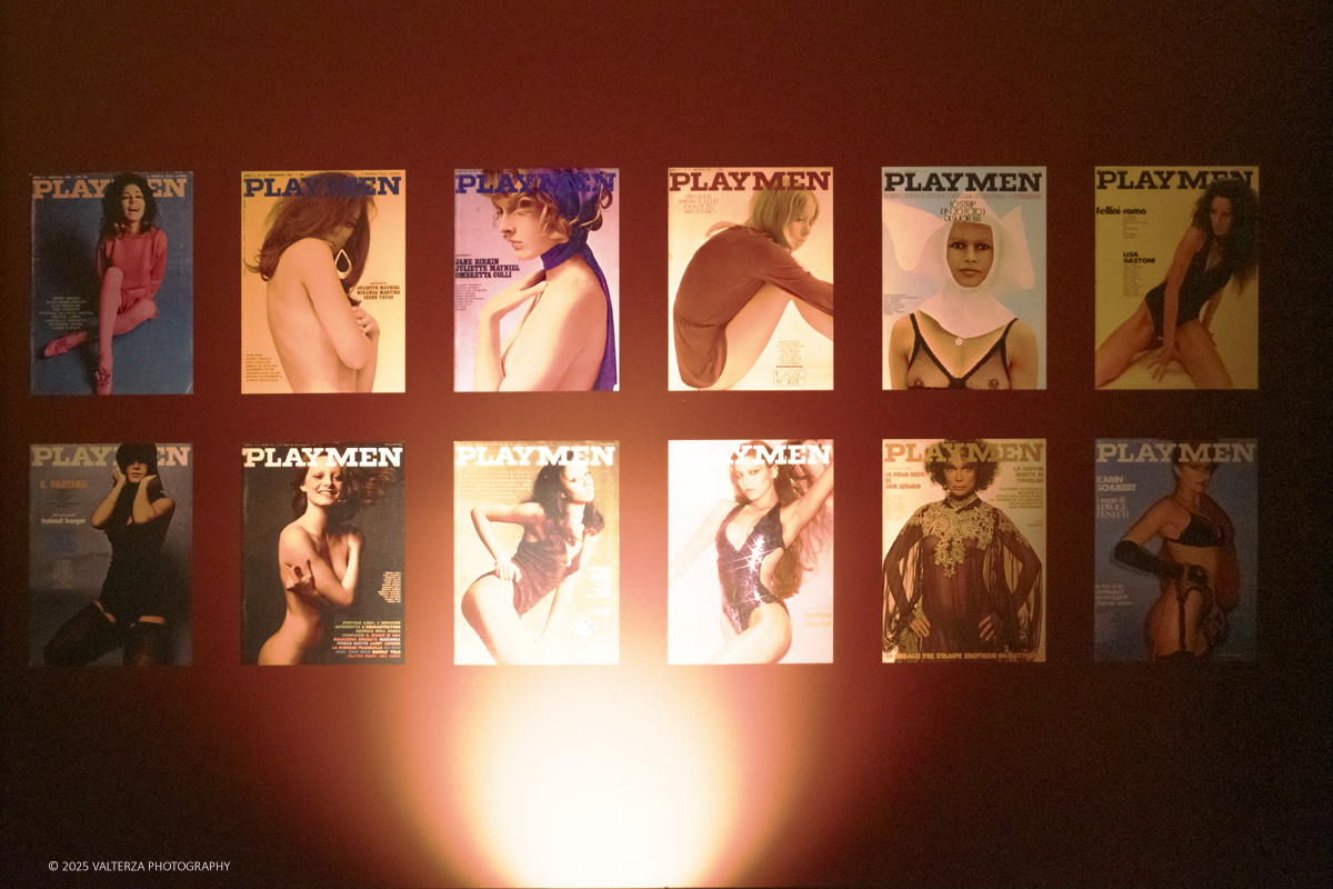_DSF1028.jpg - 20/09/2025: Torino.  Mostra: Pazza Idea. Oltre il ’68: icone pop nelle fotografie di Angelo Frontoni. Le immagini in mostra, scattate principalmente per servizi fotografici a uso giornalistico, sfidano il tempo e chiamano in causa il nostro modo di vedere l’altro e di rappresentarci. Nella foto raccolta di numeri dl periodico Playmen