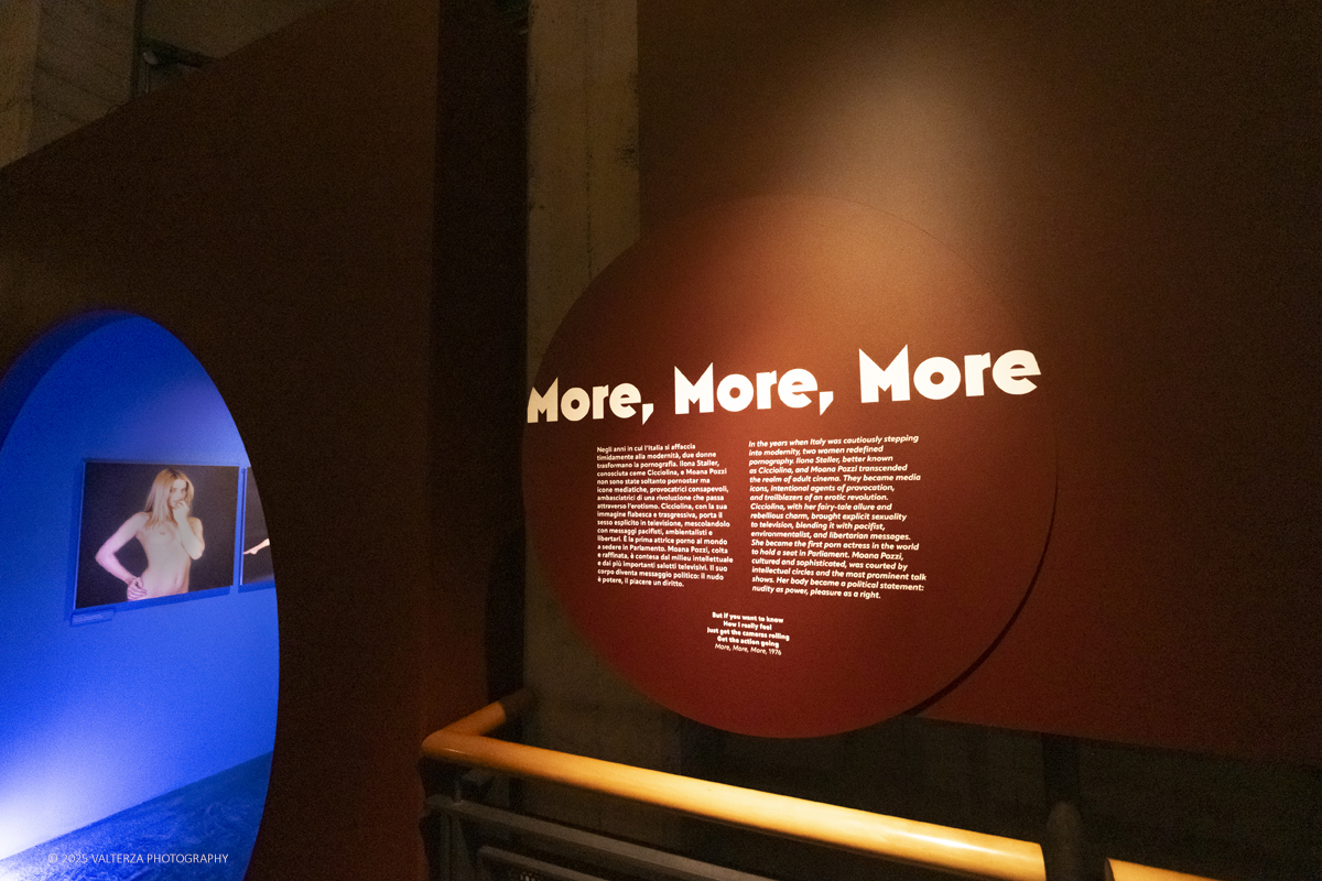_DSF1042.jpg - 20/09/2025: Torino.  Mostra: Pazza Idea. Oltre il ’68: icone pop nelle fotografie di Angelo Frontoni. Le immagini in mostra, scattate principalmente per servizi fotografici a uso giornalistico, sfidano il tempo e chiamano in causa il nostro modo di vedere l’altro e di rappresentarci. Nella foto parte dell'allestimento