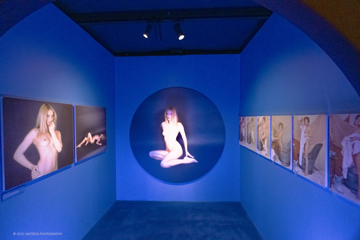 _DSF1045.jpg - 20/09/2025: Torino.  Mostra: Pazza Idea. Oltre il ’68: icone pop nelle fotografie di Angelo Frontoni. Le immagini in mostra, scattate principalmente per servizi fotografici a uso giornalistico, sfidano il tempo e chiamano in causa il nostro modo di vedere l’altro e di rappresentarci. Nella foto parte dell'allestimento