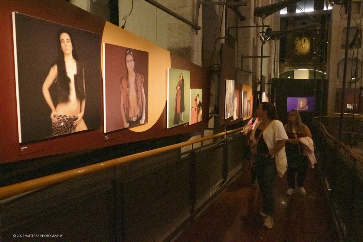 _DSF1065.jpg - 20/09/2025: Torino.  Mostra: Pazza Idea. Oltre il ’68: icone pop nelle fotografie di Angelo Frontoni. Le immagini in mostra, scattate principalmente per servizi fotografici a uso giornalistico, sfidano il tempo e chiamano in causa il nostro modo di vedere l’altro e di rappresentarci. Nella foto in visita alla mostra