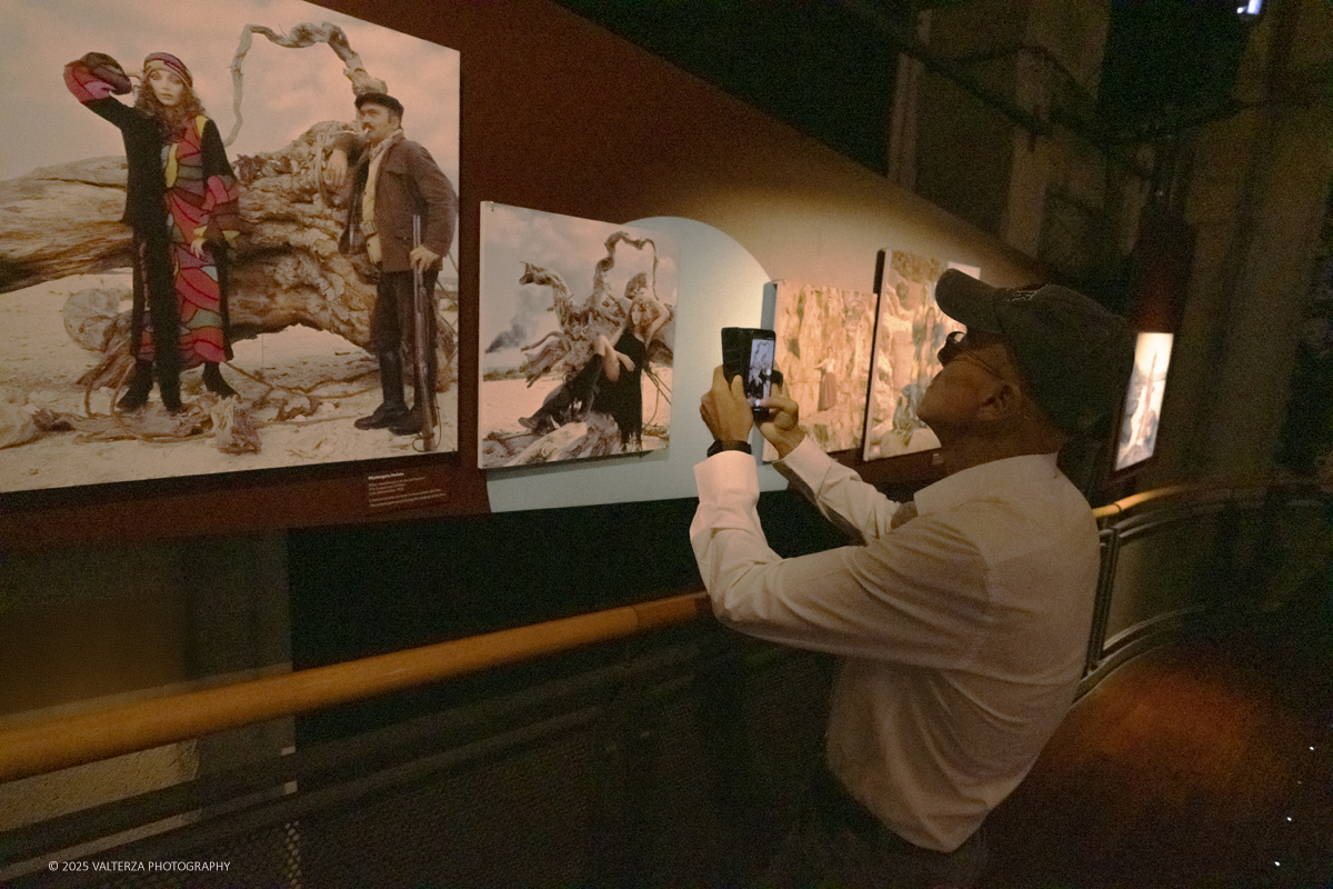 _DSF1072.jpg - 20/09/2025: Torino.  Mostra: Pazza Idea. Oltre il ’68: icone pop nelle fotografie di Angelo Frontoni. Le immagini in mostra, scattate principalmente per servizi fotografici a uso giornalistico, sfidano il tempo e chiamano in causa il nostro modo di vedere l’altro e di rappresentarci. Nella foto in visita alla mostra