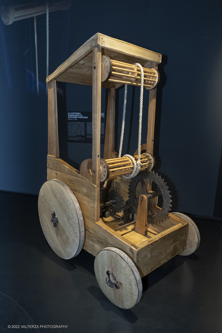 _DSF1817.jpg - 08/04/2022. Torino. Dalla ruota dei Sumeri del 2500 a.C. alla prima automobile della storia, la Benz Patent Motorwagen del 1886: queste la prima e lâ€™ultima tappa, tra secoli e continenti, del viaggio tra i tredici modelli in mostra, Preistoria dellâ€™Automobileâ€� al Mauto - Museo Nazionale dellâ€™Automobile di Torino, dallâ€™8 aprile al 25 settembre. Nella foto la cattedra viaggiante di Giovanni Fontana, Padova 1220