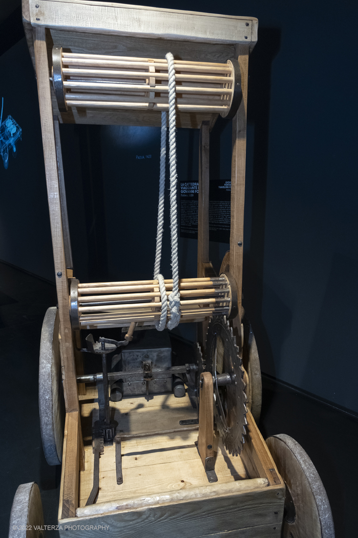 _DSF1822.jpg - 08/04/2022. Torino. Dalla ruota dei Sumeri del 2500 a.C. alla prima automobile della storia, la Benz Patent Motorwagen del 1886: queste la prima e lâ€™ultima tappa, tra secoli e continenti, del viaggio tra i tredici modelli in mostra, Preistoria dellâ€™Automobileâ€� al Mauto - Museo Nazionale dellâ€™Automobile di Torino, dallâ€™8 aprile al 25 settembre. Nella foto la cattedra viaggiante di Giovanni Fontana, Padova 1220
