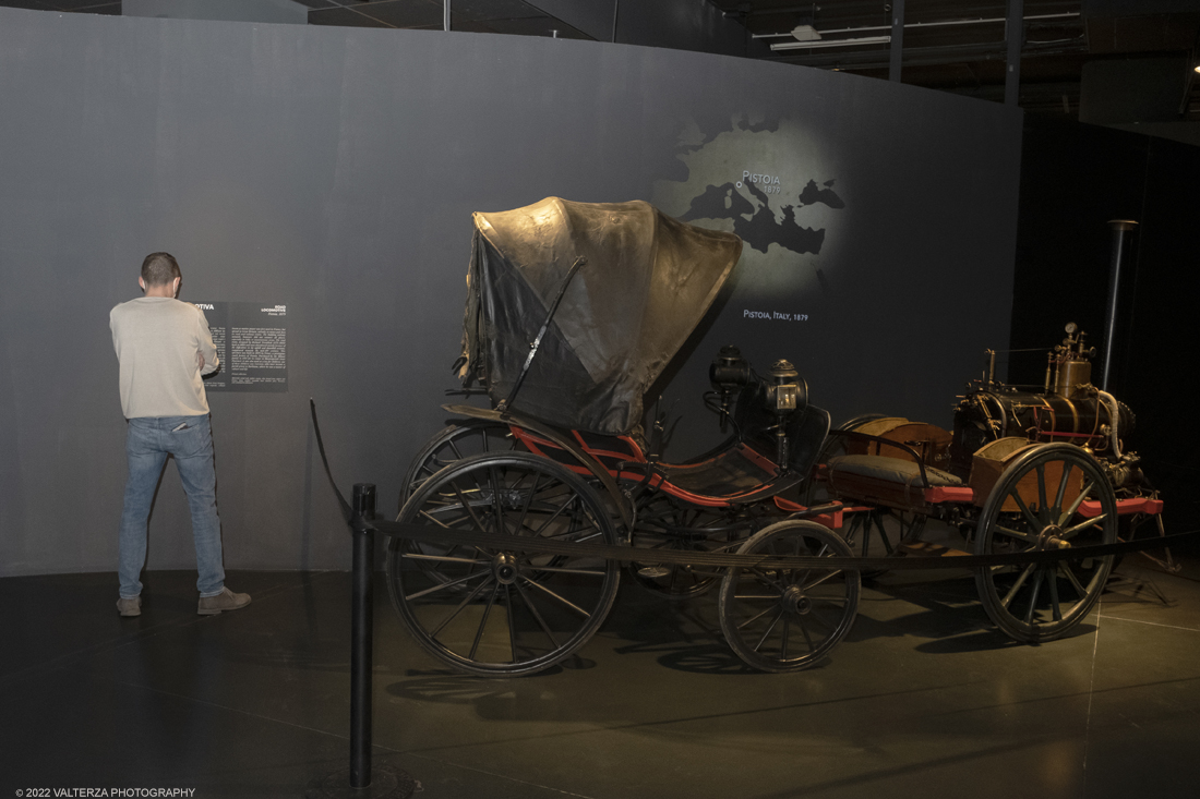 _DSF1861.jpg - 08/04/2022. Torino. Dalla ruota dei Sumeri del 2500 a.C. alla prima automobile della storia, la Benz Patent Motorwagen del 1886: queste la prima e lâ€™ultima tappa, tra secoli e continenti, del viaggio tra i tredici modelli in mostra, Preistoria dellâ€™Automobileâ€� al Mauto - Museo Nazionale dellâ€™Automobile di Torino, dallâ€™8 aprile al 25 settembre. Nella foto visita alla mostra