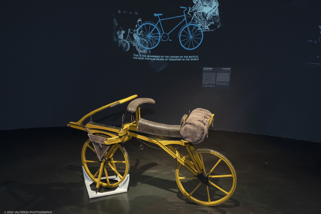 _DSF1876.jpg - 08/04/2022. Torino. Dalla ruota dei Sumeri del 2500 a.C. alla prima automobile della storia, la Benz Patent Motorwagen del 1886: queste la prima e lâ€™ultima tappa, tra secoli e continenti, del viaggio tra i tredici modelli in mostra, Preistoria dellâ€™Automobileâ€� al Mauto - Museo Nazionale dellâ€™Automobile di Torino, dallâ€™8 aprile al 25 settembre. Nella foto la Draisina Mannheim, 1817