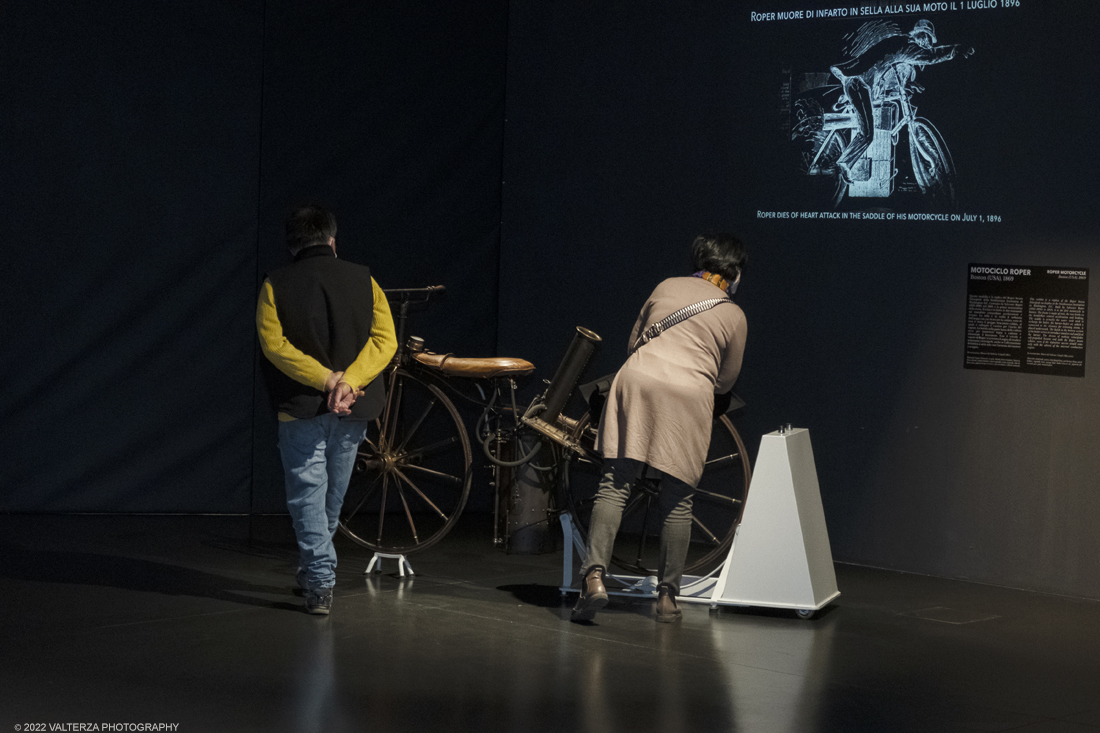 _DSF1893.jpg - 08/04/2022. Torino. Dalla ruota dei Sumeri del 2500 a.C. alla prima automobile della storia, la Benz Patent Motorwagen del 1886: queste la prima e lâ€™ultima tappa, tra secoli e continenti, del viaggio tra i tredici modelli in mostra, Preistoria dellâ€™Automobileâ€� al Mauto - Museo Nazionale dellâ€™Automobile di Torino, dallâ€™8 aprile al 25 settembre. Nella foto visita alla mostra