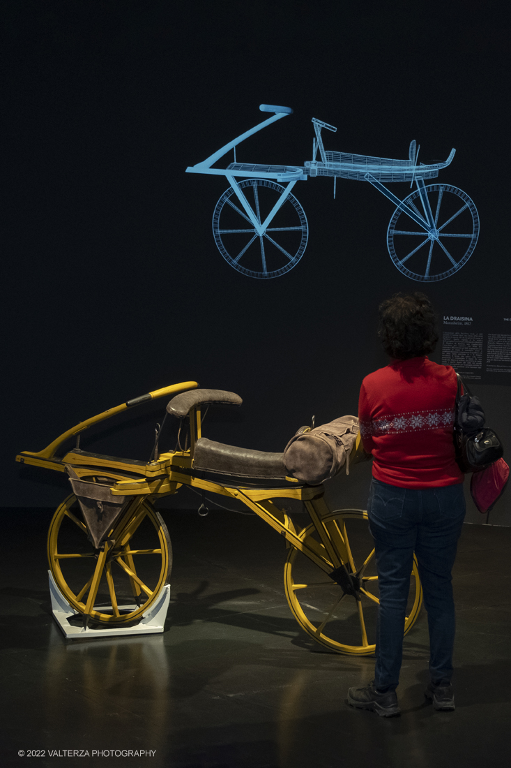 _DSF1911.jpg - 08/04/2022. Torino. Dalla ruota dei Sumeri del 2500 a.C. alla prima automobile della storia, la Benz Patent Motorwagen del 1886: queste la prima e lâ€™ultima tappa, tra secoli e continenti, del viaggio tra i tredici modelli in mostra, Preistoria dellâ€™Automobileâ€� al Mauto - Museo Nazionale dellâ€™Automobile di Torino, dallâ€™8 aprile al 25 settembre. Nella foto visita alla mostra
