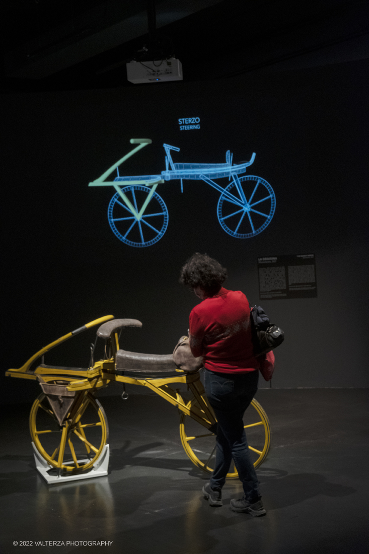 _DSF1913.jpg - 08/04/2022. Torino. Dalla ruota dei Sumeri del 2500 a.C. alla prima automobile della storia, la Benz Patent Motorwagen del 1886: queste la prima e lâ€™ultima tappa, tra secoli e continenti, del viaggio tra i tredici modelli in mostra, Preistoria dellâ€™Automobileâ€� al Mauto - Museo Nazionale dellâ€™Automobile di Torino, dallâ€™8 aprile al 25 settembre. Nella foto visita alla mostra