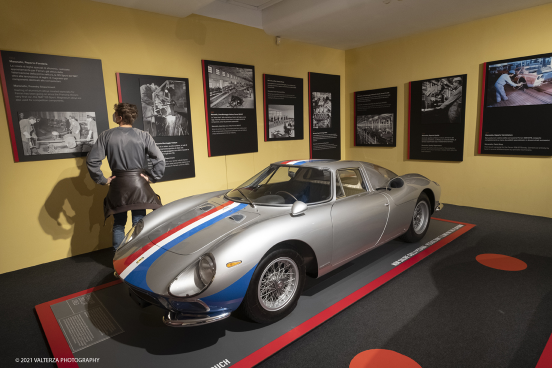 _DSF1002.jpg - 05/01/2022. Maranello. il Museo Ferrari di Maranello con il nuovo settore â€œGT 2021, a memorable yearâ€� che celebra lâ€™anno piÃ¹ vincente della storia di Ferrari nelle competizioni GT. Nella foto l'area di ingresso al Museo che ricorda la Ferrari di ieri con il modello LM del 1963 e relativa scocca in alluminio