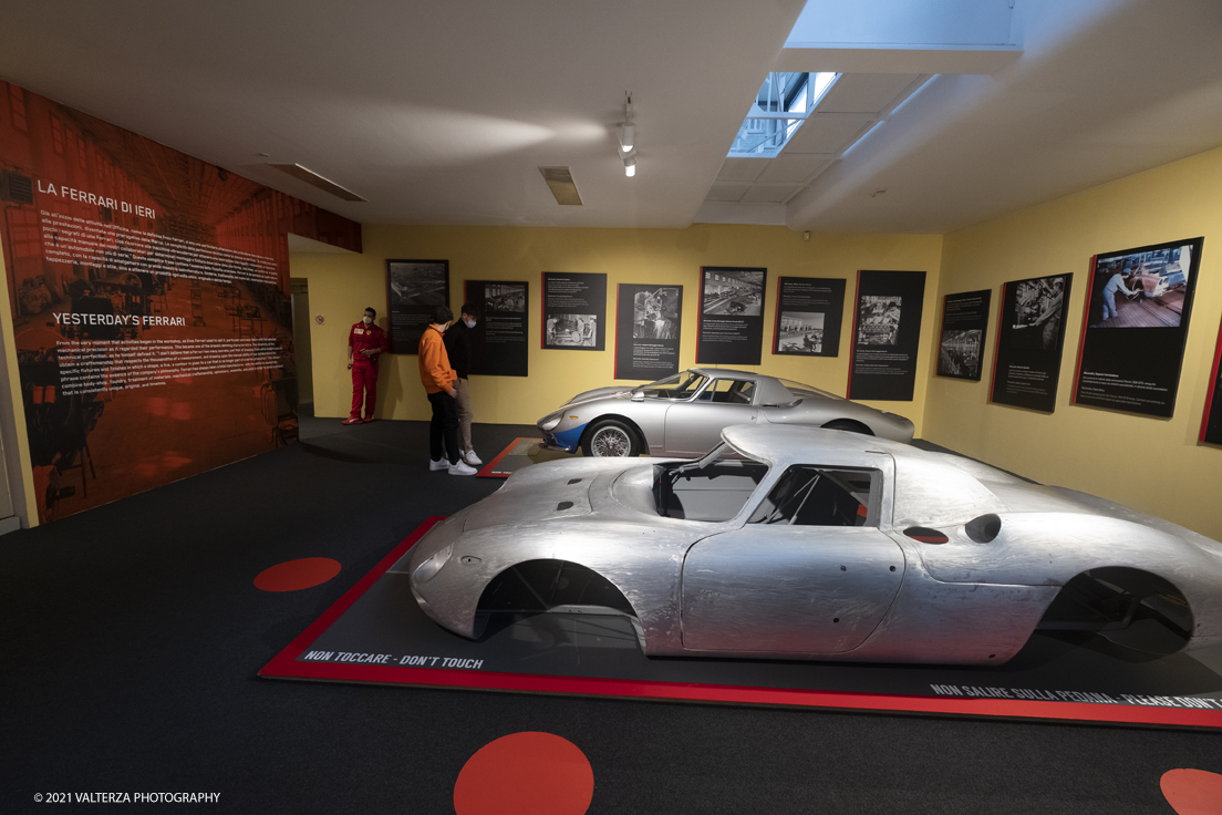 _DSF1041.jpg - 05/01/2022. Maranello. il Museo Ferrari di Maranello con il nuovo settore â€œGT 2021, a memorable yearâ€� che celebra lâ€™anno piÃ¹ vincente della storia di Ferrari nelle competizioni GT. Nella foto l'area di ingresso al Museo che ricorda la Ferrari di ieri con il modello LM del 1963 e relativa scocca in alluminio