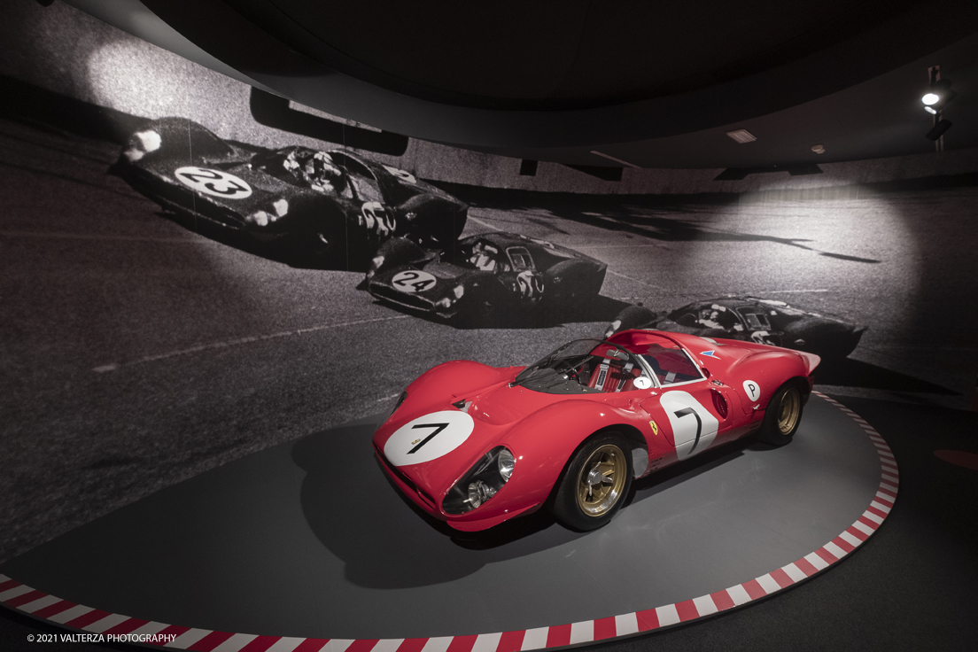 _DSF1451.jpg - 05/01/2022. Maranello. il Museo Ferrari di Maranello con il nuovo settore â€œGT 2021, a memorable yearâ€� che celebra lâ€™anno piÃ¹ vincente della storia di Ferrari nelle competizioni GT. Nella foto una Ferrari 330 P3 protagonista della leggendaria edizione della 24 Ore di Daytona del 1967, con lâ€™arrivo in parata delle tre vetture di Maranello.