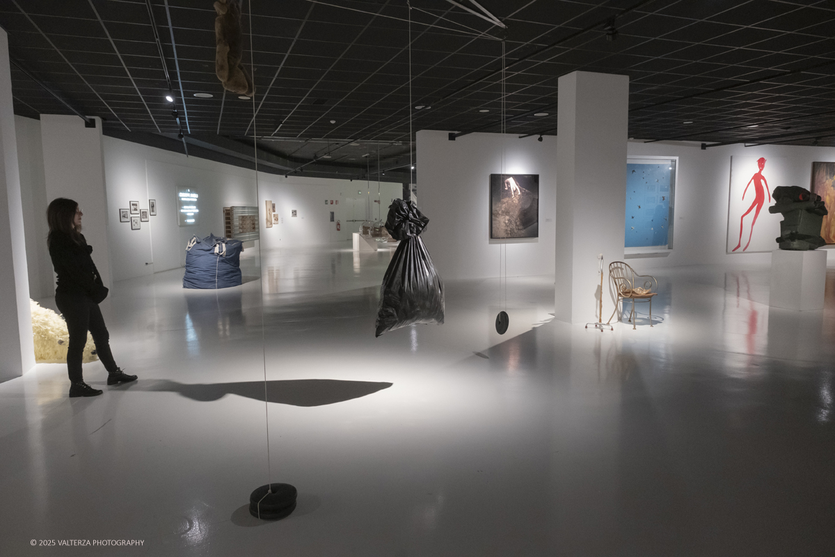 DSCF0076.jpg - 30/10/2025. Torino. Dal 30 ottobre allâ€™8 marzo del prossimo anno, il MAUTO â€“ Museo Nazionale dellâ€™Automobile ospita la mostra News from the Near Future, estensione del progetto espositivo allestito nella sede della Fondazione in via Modane in occasione del trentesimo anniversario della Fondazione Sandretto Re Rebaudengo. Nella foto parte dell'allestimento della mostra