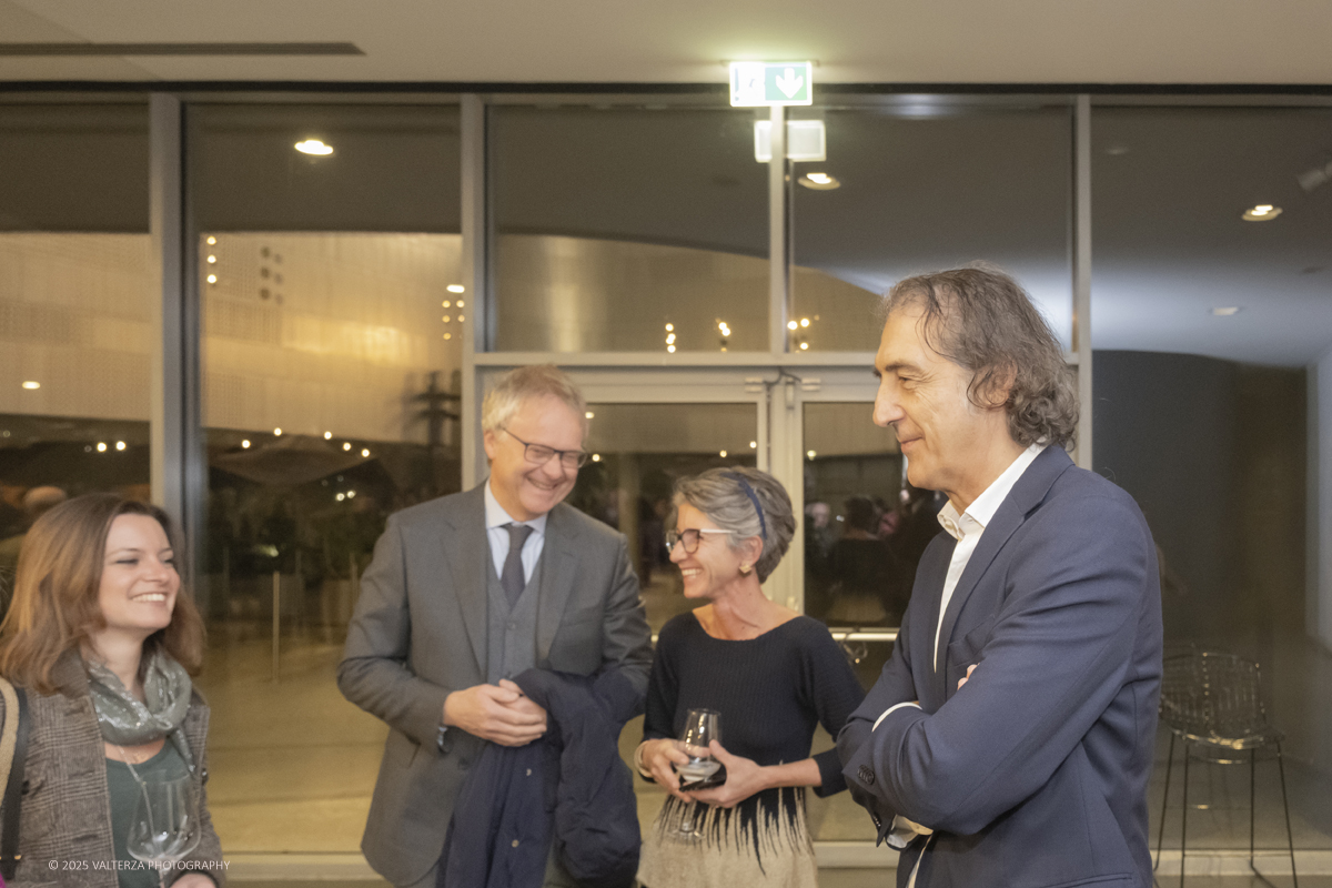 DSCF0077.jpg - 30/10/2025. Torino. Dal 30 ottobre allâ€™8 marzo del prossimo anno, il MAUTO â€“ Museo Nazionale dellâ€™Automobile ospita la mostra News from the Near Future, estensione del progetto espositivo allestito nella sede della Fondazione in via Modane in occasione del trentesimo anniversario della Fondazione Sandretto Re Rebaudengo. Nella foto la direttrice del MAUTO (Museo Nazionale dell'Automobile) di Torino Lorenza Bravetta ed il  presidente  Benedetto Camerana si intrattengono con alcuni visitatori