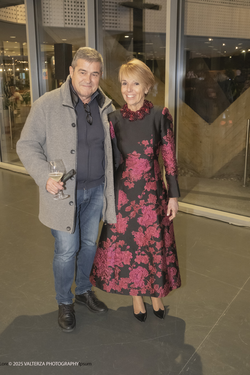 DSCF0083.jpg - 30/10/2025. Torino. Dal 30 ottobre allâ€™8 marzo del prossimo anno, il MAUTO â€“ Museo Nazionale dellâ€™Automobile ospita la mostra News from the Near Future, estensione del progetto espositivo allestito nella sede della Fondazione in via Modane in occasione del trentesimo anniversario della Fondazione Sandretto Re Rebaudengo. Nella foto Patrizia Sandretto Re Rebaudengo presidente della Fondazione Sandretto Re Rebaudengo con un visitatore della sua mostra