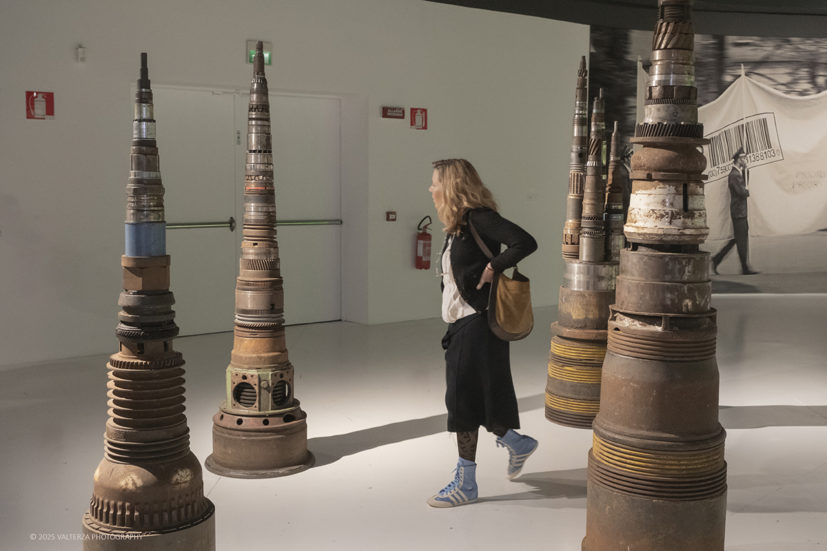 DSCF0099.jpg - 30/10/2025. Torino. Dal 30 ottobre allâ€™8 marzo del prossimo anno, il MAUTO â€“ Museo Nazionale dellâ€™Automobile ospita la mostra News from the Near Future, estensione del progetto espositivo allestito nella sede della Fondazione in via Modane in occasione del trentesimo anniversario della Fondazione Sandretto Re Rebaudengo. Nella foto in visita alla Mostra