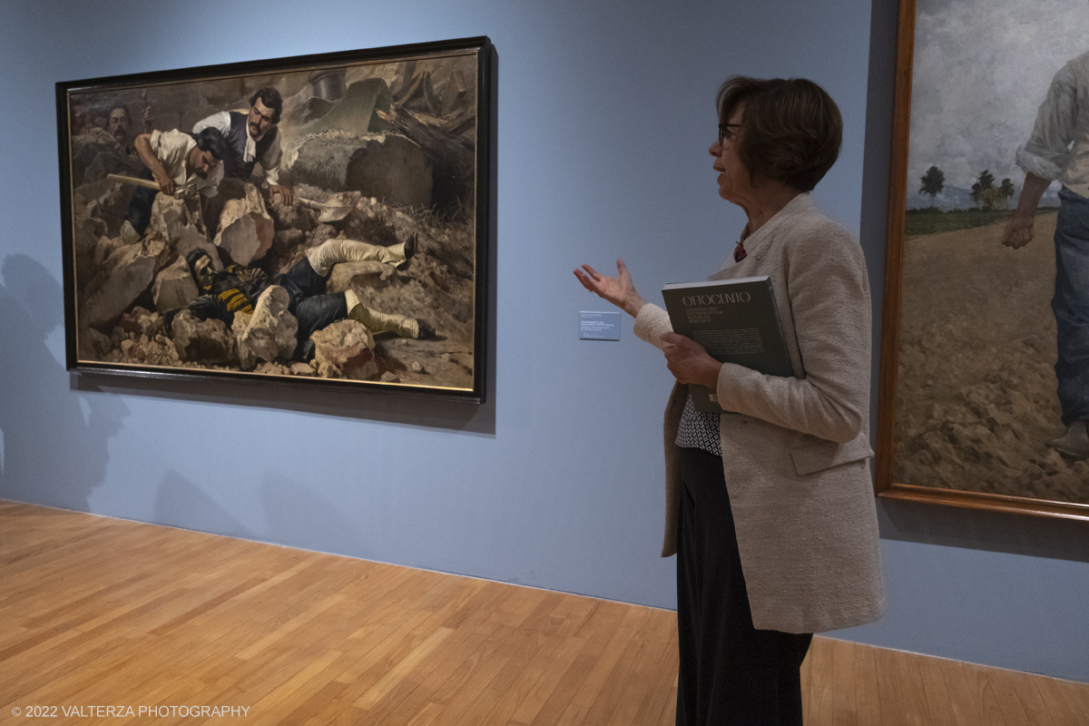 DSCF3387.jpg - 06/10/2022. Torino. Mostra delle Collezioni GAM dall'unitÃ  d'Italia all'alba del Novecento. Nella foto Virgiania Bertone, curatrice della mostra con Riccardo Passoni durante la visita guidata.