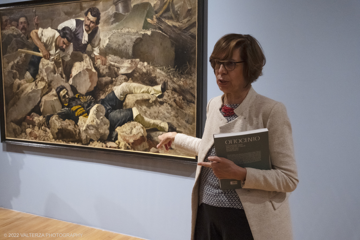 DSCF3393.jpg - 06/10/2022. Torino. Mostra delle Collezioni GAM dall'unitÃ  d'Italia all'alba del Novecento. Nella foto Virgiania Bertone, curatrice della mostra con Riccardo Passoni durante la visita guidata.