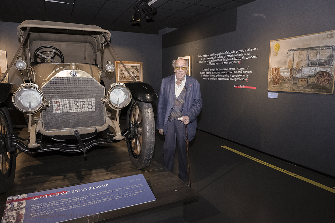 _DSF0413.jpg - 11/07/2019. Torino. Nuovo allestimento al MAUTO, un omaggio al cavaliere dell'arte in occasione dei suoi novant'anni. Nella foto Ezio Gribaudo ripreso tra l'auto d'epoca Isotta Fraschini BN 30/40HP ed il suo quadro della medesima a destra