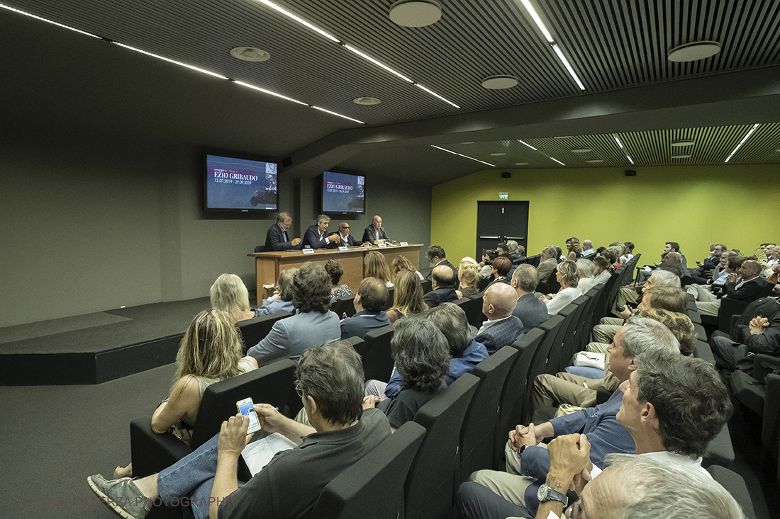 _DSF7344.jpg - 11/07/2019. Torino. Nuovo allestimento al MAUTO, un omaggio al cavaliere dell'arte in occasione dei suoi novant'anni. Nella foto il momento dell'inaugurazione della mostra in una sala del Mauto affollata di appassionati d'arte e di auto.