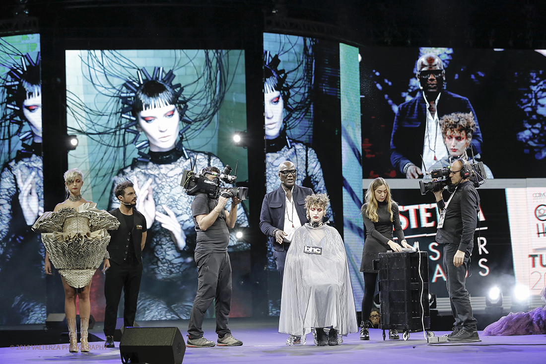 _X9B8767.jpg - 17/11/2019. Torino. Gli On Hair Show nascono dieci anni fa dallâ€™esperienza nel settore di Cosmoprof Worldwide Bologna. Oggi rappresentano l'unico evento italiano interamente dedicato agli hairstylist. Nella foto  lo Show di; ESTETICA MASTER CLASS; by Errol Douglas