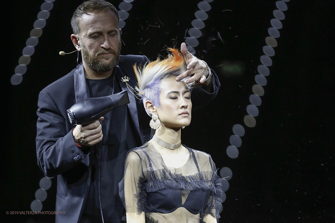 _X9B9024.jpg - 17/11/2019. Torino. Gli On Hair Show nascono dieci anni fa dallâ€™esperienza nel settore di Cosmoprof Worldwide Bologna. Oggi rappresentano l'unico evento italiano interamente dedicato agli hairstylist. Nella foto  lo Show Genny Dâ€™Auria per Alfaparf Milano