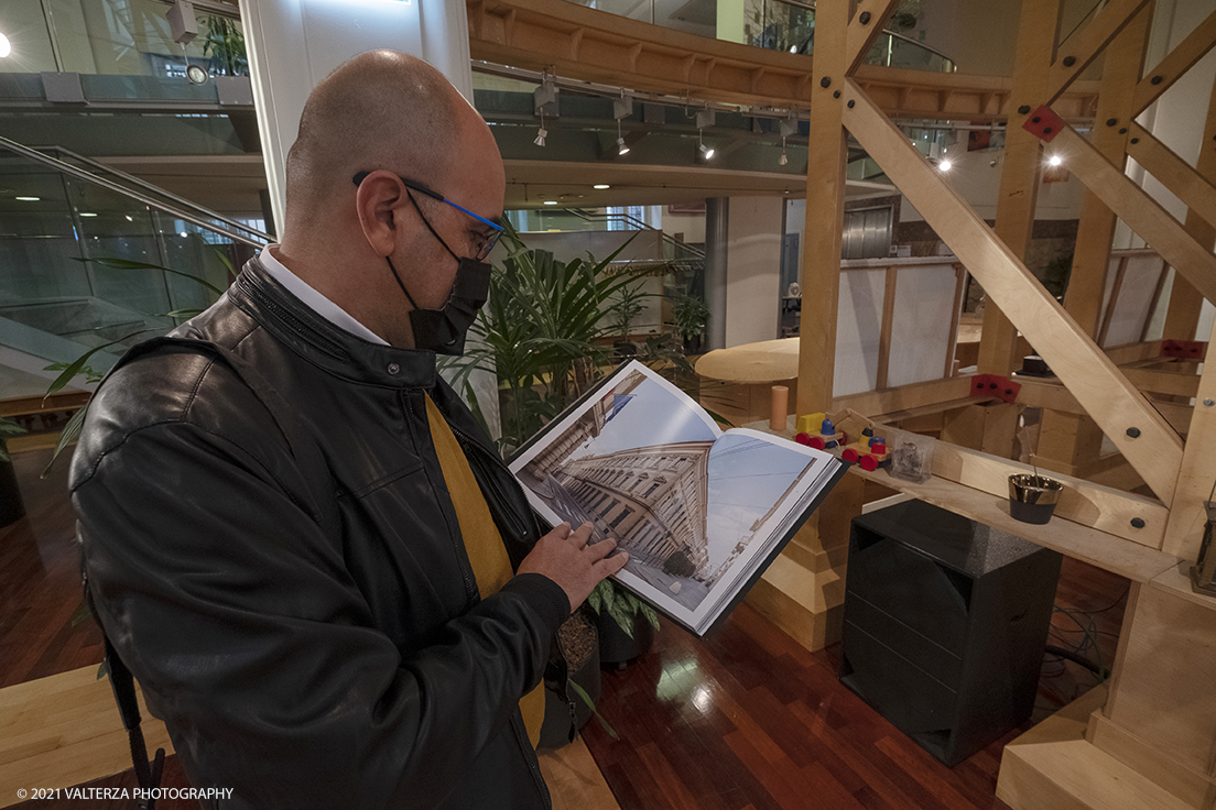 _DSF0864.jpg - 08/10/2021. Torino. La grande bellezza del secentesco Palazzo Perrone di San Martino, considerato dagli studiosi un unicum nel panorama dellâ€™architettura e delle arti figurative della cittÃ , si svela al pubblico grazie a un libro . Nella foto si  sfoglia il nuovo libo in attesa della presentazione