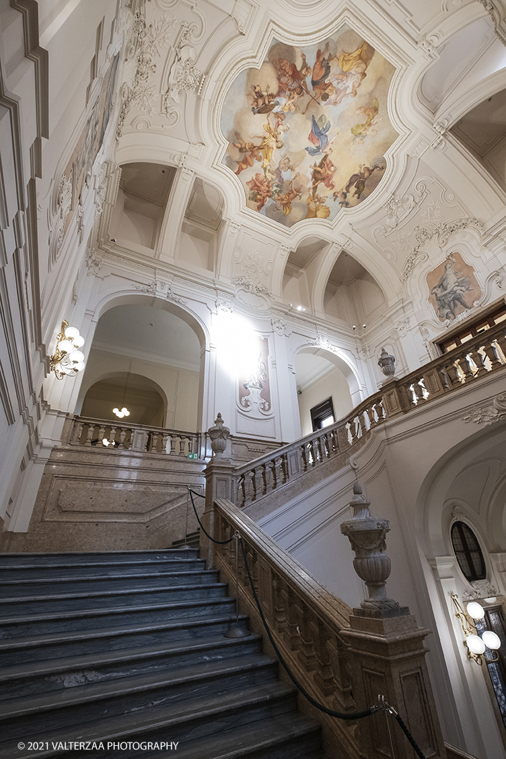 _DSF0870.jpg - 08/10/2021. Torino. La grande bellezza del secentesco Palazzo Perrone di San Martino, considerato dagli studiosi un unicum nel panorama dellâ€™architettura e delle arti figurative della cittÃ , si svela al pubblico grazie a un libro . Nella foto lo scalone di ingresso in via XX Settembre ,sulle pareti e sulla volta: affreschi strappati di Michele Antonio Milocco e stucchi della ditta Musso-Clemente