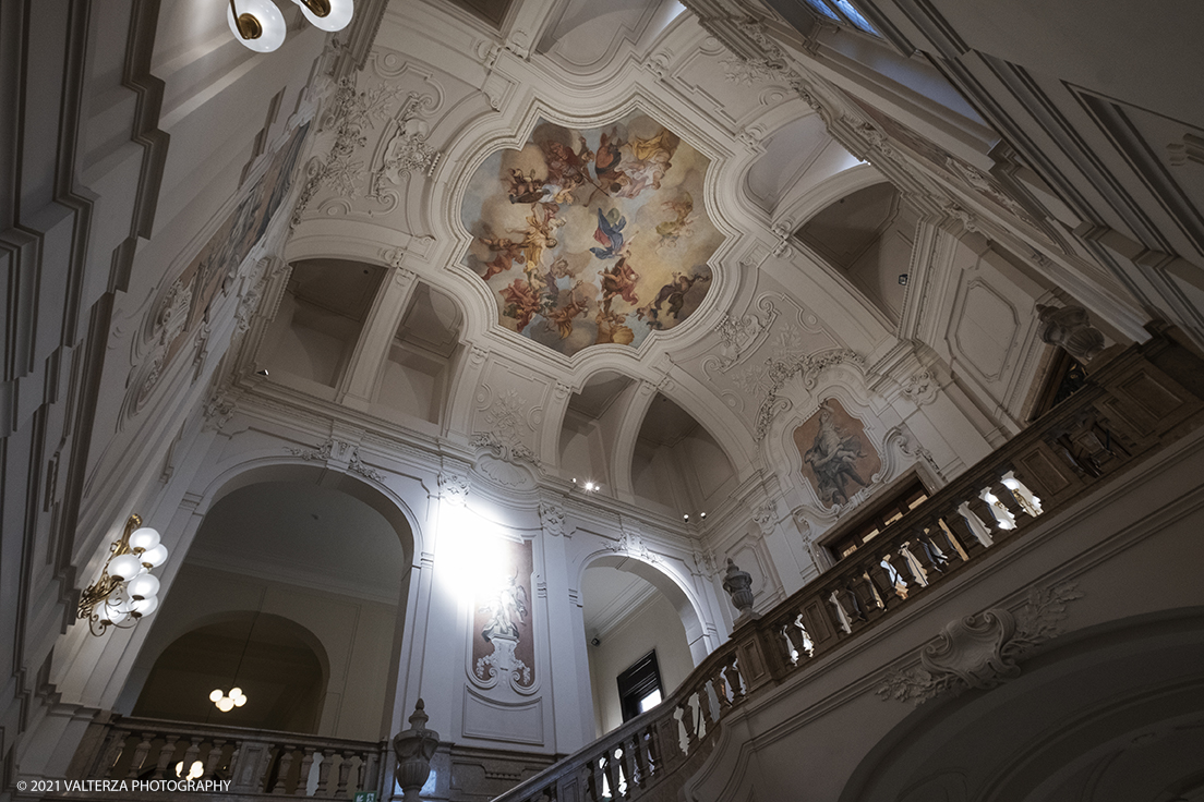 _DSF0876.jpg - 08/10/2021. Torino. La grande bellezza del secentesco Palazzo Perrone di San Martino, considerato dagli studiosi un unicum nel panorama dellâ€™architettura e delle arti figurative della cittÃ , si svela al pubblico grazie a un libro . Nella foto lo scalone di ingresso in via XX Settembre ,sulle pareti e sulla volta: affreschi strappati di Michele Antonio Milocco e stucchi della ditta Musso-Clemente