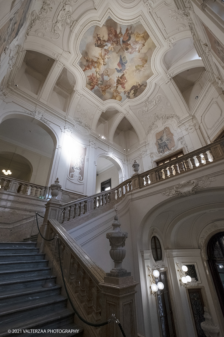 _DSF0886.jpg - 08/10/2021. Torino. La grande bellezza del secentesco Palazzo Perrone di San Martino, considerato dagli studiosi un unicum nel panorama dellâ€™architettura e delle arti figurative della cittÃ , si svela al pubblico grazie a un libro . Nella foto lo scalone di ingresso in via XX Settembre ,sulle pareti e sulla volta: affreschi strappati di Michele Antonio Milocco e stucchi della ditta Musso-Clemente