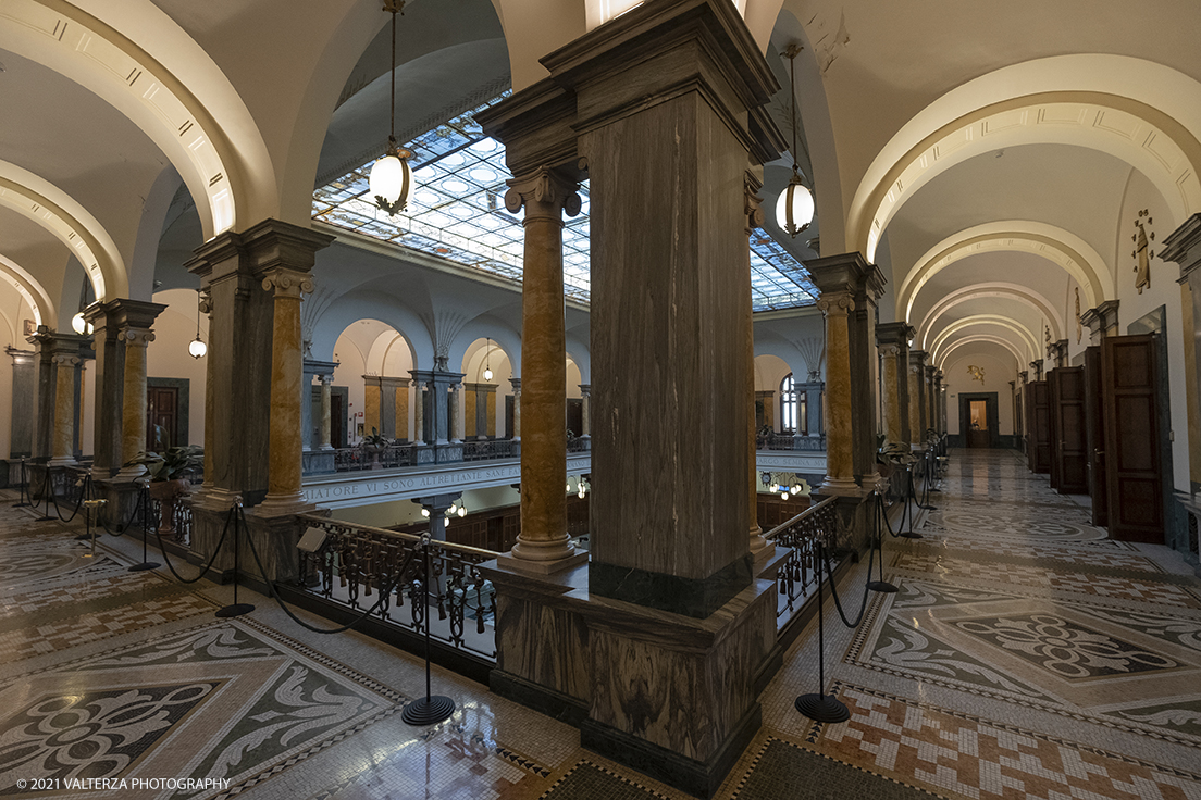 _DSF0950.jpg - 08/10/2021. Torino. La grande bellezza del secentesco Palazzo Perrone di San Martino, considerato dagli studiosi un unicum nel panorama dellâ€™architettura e delle arti figurative della cittÃ , si svela al pubblico grazie a un libro . Nella foto la balconata che dÃ  sul piano sottostante dove hanno sede li ufffici operativi della banca