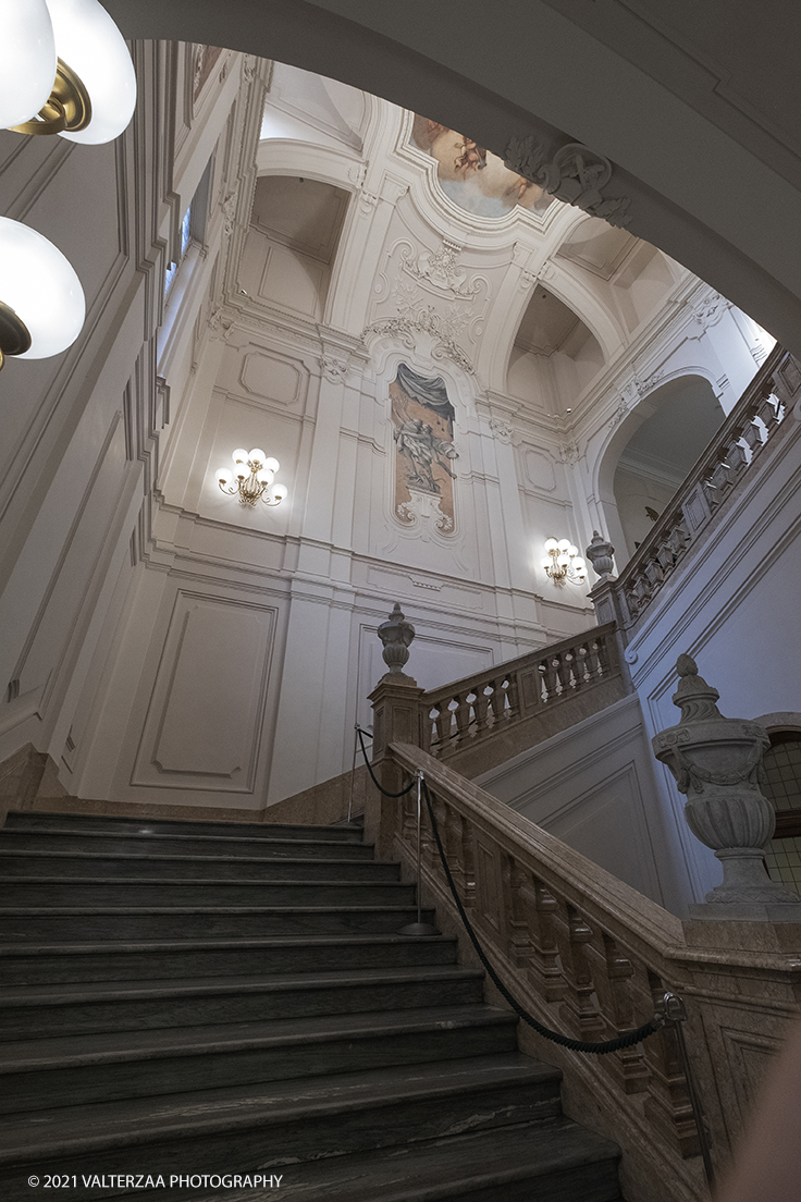 _DSF1045.jpg - 08/10/2021. Torino. La grande bellezza del secentesco Palazzo Perrone di San Martino, considerato dagli studiosi un unicum nel panorama dellâ€™architettura e delle arti figurative della cittÃ , si svela al pubblico grazie a un libro . Nella foto  lo scalone di ingresso in via XX Settembre ,sulle pareti e sulla volta: affreschi strappati di Michele Antonio Milocco e stucchi della ditta Musso-Clemente