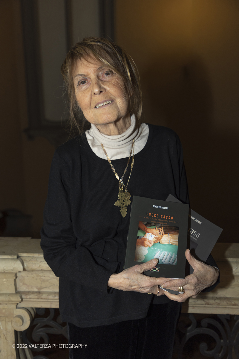 _G5A9942.jpg - 24/01/2023. Torino. Celebrazione dei venti anni di attivitÃ  della casa editrice Paola Caramella. Nella foto Carla Grimaldi con libri editi dalla editrice Paola Caramella.