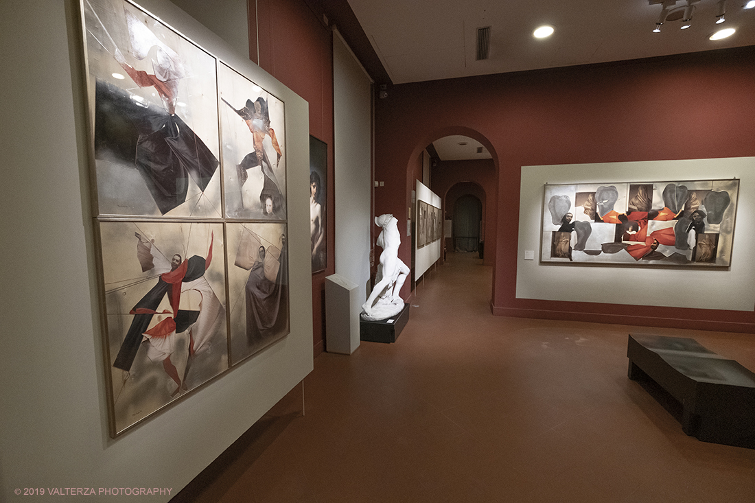 _DSF6878.jpg - 28-11-2019. Torino. Paola De' Cavero, giÃ  docente emerita di "Costume per lo spettaccolo" dell'accademia Albertina Ã¨ una personalitÃ  di assoluto rilievo del panorama dell'arte e della cultura nazionale. Nella foto sala dell'esposizione.