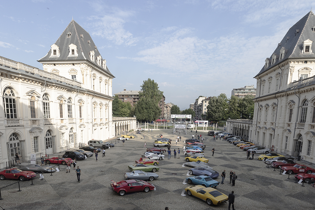 _G3I0363.jpg - 19/06/2019. Torino, apertura al Parco del Valentino dell'edizione record del Motor Show con la partecipazione di 54 brand e numerosi eventi dedicati al mondo dell'auto nell'arco di 5 giorni. Nella foto  auto in mostra  nel cortile del castello del Valentino, cuore pulsante della manifestazione dove si susseguiranno diversi evnti nell'arco dei 5 giorni.